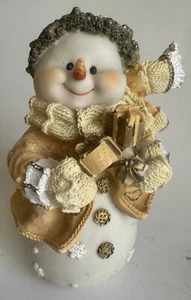 PASTELL WINTER WEIHNACHTEN SCHNEEMANN 8,2" GROSS HÄLT GESCHENKE GLITZER KRANZ KRONE - Bild 1 von 8