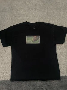 Camiseta grande de algodón negra con estampado de tenis compensador Amine  - Imagen 1 de 6