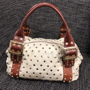 Bolso de hombro BE&D de cuero blanco marrón con tachuelas herrajes dorados - Imagen 1 de 6