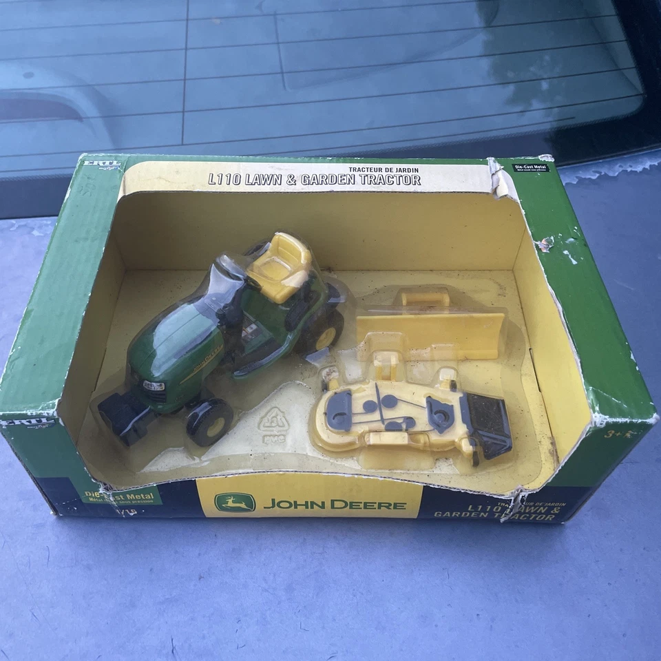 Ertl John Deere L110 Lawn Garden Tractor Mower Deck & Blade 2004 1/16