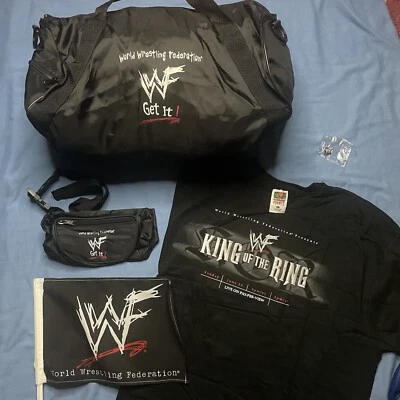 5 piezas wwf 2002 KING OF THE RING Paquete Promocional Camiseta Prendedor Bandera Bolsa Riñonera WWE Foto 1 de 4