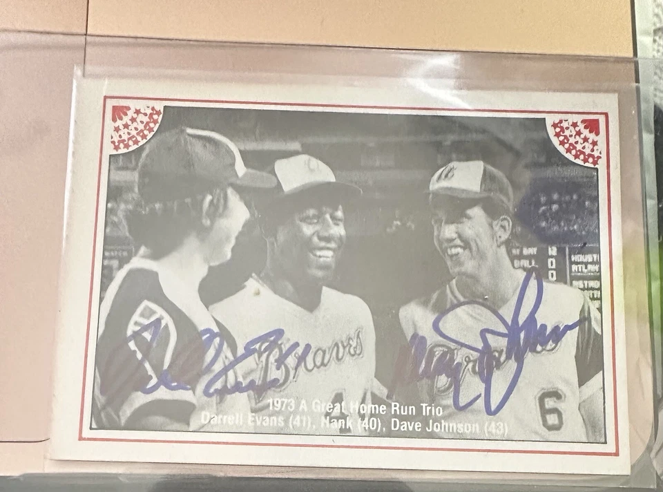 Tarjeta de béisbol 1973 A Great Home Run Trio Hank Aaron, Darrell Evans, Dave Johnson Foto 1 de 3