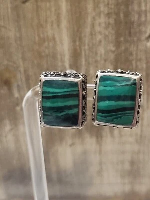 Pendientes de clip gruesos de plata de ley con incrustaciones de malaquita Foto 1 de 4