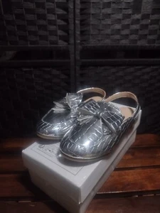 Cute Silver Little Girls Silver Close Toed Sandals Size Eu 31 US 13 - Picture 1 of 5