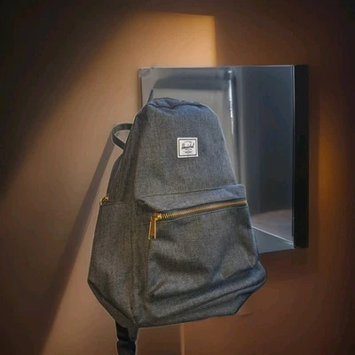 Mochila HERSCHEL~cinza com alça de uva bolsos internos e externos mangas acolchoadas - Imagem 1 de 4
