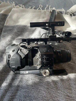 Cuerpo de cámara Sony PXW-FS7M2 XQD 4K con baterías/cargador/tarjetas de memoria Foto 1 de 4
