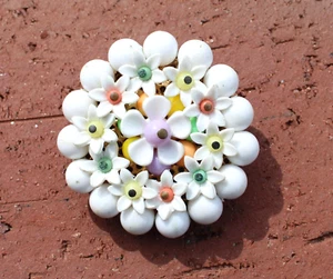 Vintage unsignierte Schönheit Perlen Blume Pastelltöne und weiße Anstecknadel Brosche H32 - Bild 1 von 2