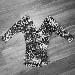 Lowcut V Neck B&W Leopard Print Wrap Top with 3/4 Sleeves & Ruching on the Sides - Picture 1 of 2