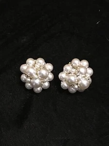 Pendientes con clip vintage de perlas sintéticas de múltiples racimos - Imagen 1 de 4