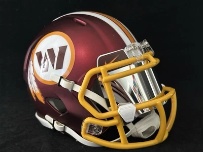 Mini casco mashup Washington Commanders/Redskins Foto 1 de 4