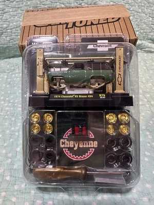 M2 MACHINES 1974 CHEVROLET K5 BLAZER 4X4 KIT GOLD CHASE LIMITED TO 750 NEW - Image 1 of 3