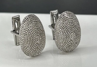 Par de gemelos vintage con textura de metal tono plata lágrima Foto 1 de 4