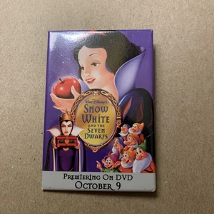 Walt Disneys Schneewittchen und die sieben Zwerge DVD Promo Pin Premiere 9. Oktober - Bild 1 von 2