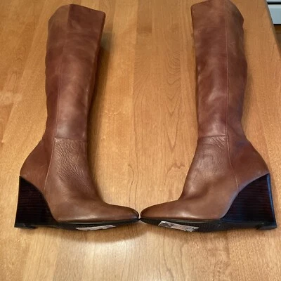 Botas de cuña Stuart Weitzman para mujer US 5 M de cuero marrón con cremallera lateral hasta la rodilla usadas en excelente estado Foto 1 de 4