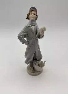 Lladro Porcelain Figurine – Newsboy with Papers – Gloss Finish – Spain - Picture 1 of 7