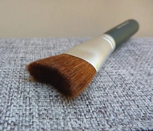 1x i.d. BARE ESCENTUALS bare Minerals Face Shaping V Brush, Brand NEW! - Bild 1 von 5