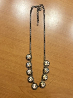 Collar Sorrelli, Longitud Ajustable - 9 Piedras Color Ámbar  Foto 1 de 3