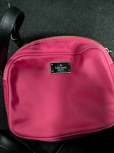 Bandolera pequeña Kate Spade de nailon rosa - Imagen 1 de 16