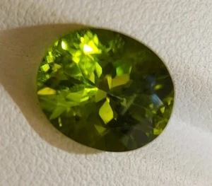 Untreated peridot gemstone - faceted natural Chrysolite 4.25 CTS - Picture 1 of 12