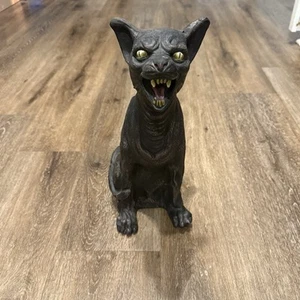 Spirit Halloween Feral Zombie Gato Negro 14” Cementerio Patio Decoración Espeluznante Mal - Imagen 1 de 8