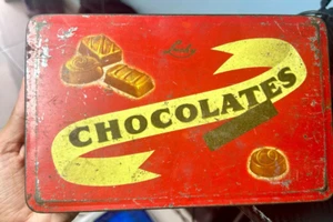 Vintage Chocolate Tin Box - 1970's - China - Metal - Lucky Milk Chocolate - Picture 1 of 4