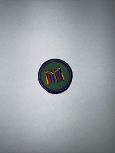 Distintivo vintage ragazza scout bordo viola sfondo verde 1980-1998 - Foto 1 di 2