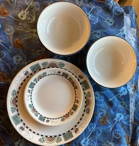 Corelle Sunblossom Plates and bowls 11 piece lot Bees Sunflowers Seeds - Picture 1 of 5