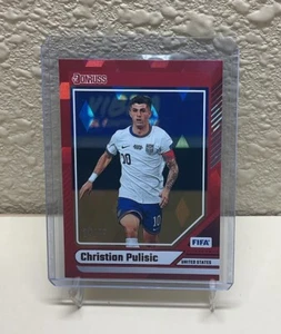 Carte parallèle Christian Pulisic 2024-25 Donruss Red Cubic /99 #10 - Photo 1/2