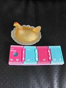 Pequeño pollo de vidrio amarillo y satinado en el nido - C hg - Imagen 1 de 2