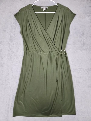 Vestido para mujer White House Black Market envolvente mediano sin mangas detalle de anillo midi Foto 1 de 4