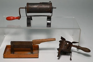 uralte Puppenküchen Zubehör * Kaffeeröster, Zuckerbrecher & Dreibein * 1850/60 - Bild 1 von 1