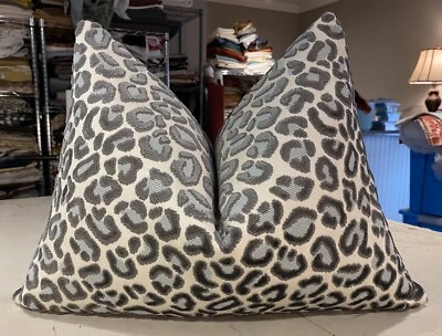 ALMOHADA ACOLCHADA PERSONALIZADA ONE BEACON HILL PLATEADA "CHEETAH VELVET" TERCIOPELO CORTE ANIMAL Foto 1 de 2