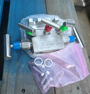 DETEC Instruments JM37 5-Valve Manifold 316SS Flange x Pipe - Picture 1 of 3