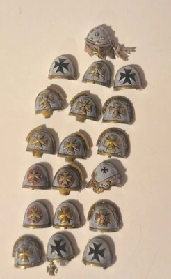 Almohadillas de hombro Warhammer 40k Black Templar Pualdrons totalmente pintadas Foto 1 de 4