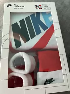 Nike Bodysuit, Hat and Booties Socks Set Newborn 0-6 Months New NWT Boys Girls - Picture 1 of 4