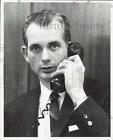 1964 Photo de presse James E. Pears, administrateur d'hôpital, utilisant le téléphone - hpa86881
