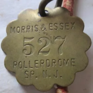 LLAVE/ETIQUETA DE ARMARIO BRONCE VINTAGE MORRIS & ESSEX ROLLERDROMES.P. N.J. 527, USADO - Imagen 1 de 3