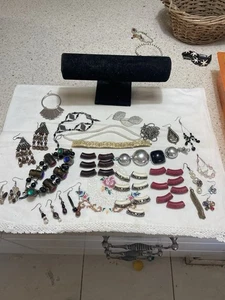 Over 25 Pieces Odd Damaged & Broken Jewellery - Perfect For Craft Or Repair - Picture 1 of 11