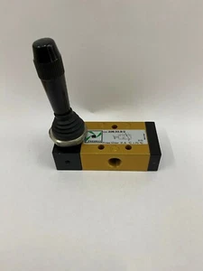 Pneumax 228.32.9/2 manuelles Hebelventil, 3/2, 2 Positionen, 1/8 Bsp, Dosenverkleidung Halterung  - Bild 1 von 4