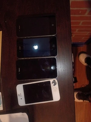 Lot Of 4 Apple iPhone 4s - 64GB - Black/White (Unlocked) - Image 1 of 3