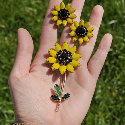 Vtg Weiss Sun Flower Daisy Brooch Earrings Set Yellow Milk Glass Signed  - Image 1 of 4