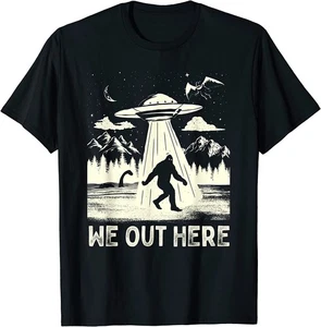 NUEVA Camiseta We Out Here Funny Bigfoot Mothman Cryptid Abduction - HECHA EN EE. UU. - Imagen 1 de 12