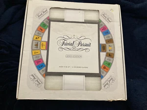 Trivial Pursuit Genus Edition Hartglas Spiel Brettspiel ~ NEU geöffnete Verpackung - Bild 1 von 5