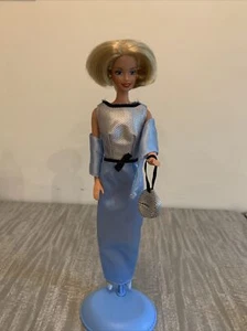 Barbie 1966 con cabeza 1976 en azul y plata vestido de noche largo con chal cartera - Imagen 1 de 7