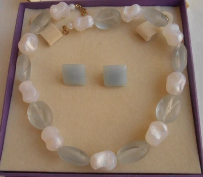 SET COLLANA FIRMA MONET LUCITE BICOLORE ORECCHINI Trifari LUCITE CELESTE A CLIP - Immagine 1 di 4