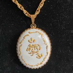 Vintage Gold Emaille ovaler Anhänger mit Goldrand Dekor - Bild 1 von 4