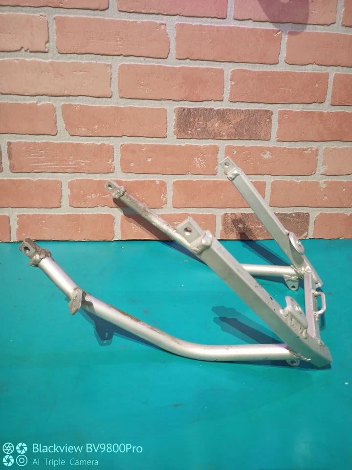 SUZUKI GSXR600 GSXR750 GSXR750W OEM SUBCHASIS TRASERO RECTO SUBCHASIS Foto 1 de 2