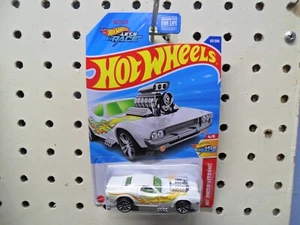 2025 hot wheels white roger doger hot wheels let's race 4/5 67/250 - Picture 1 of 3