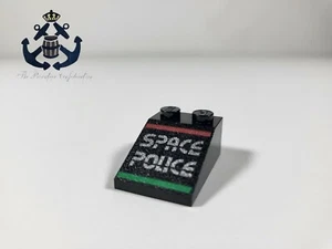 LEGO 1990s Black Slope 33 3 x 2 Space Police Logo 3298pb010 For 6984 1969 6957 - Picture 1 of 1