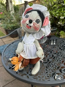 Vintage Annalee Mrs. Maus 13 Zoll Thanksgiving Pilgerpuppe mit Erntekorb 1986 LESEN - Bild 1 von 22